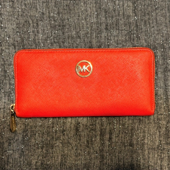 🔥 𝐌𝐢𝐜𝐡𝐚𝐞𝐥 𝐊𝐨𝐫𝐬 Red Saffiano Leather Zip-Around Wallet 🔥 - Picture 1 of 8